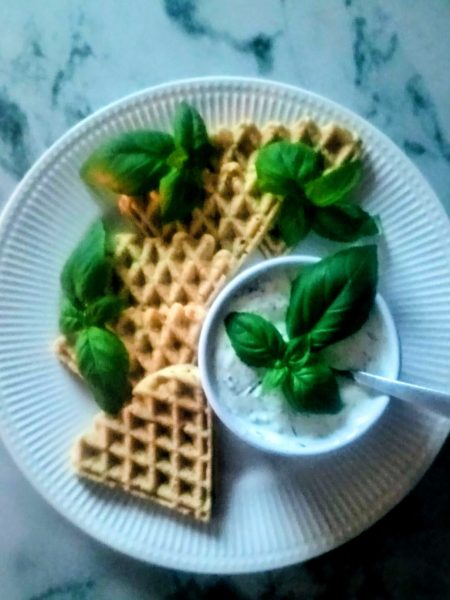 kirchererbsen waffeln mit kräuterquark