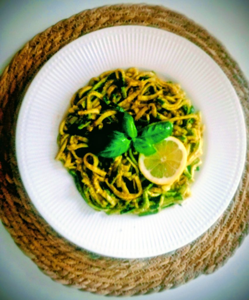 Zucchini-Noodles mit Zitronen-Basilikum-Pesto zucchini noodles mit zitronenpesto (2)