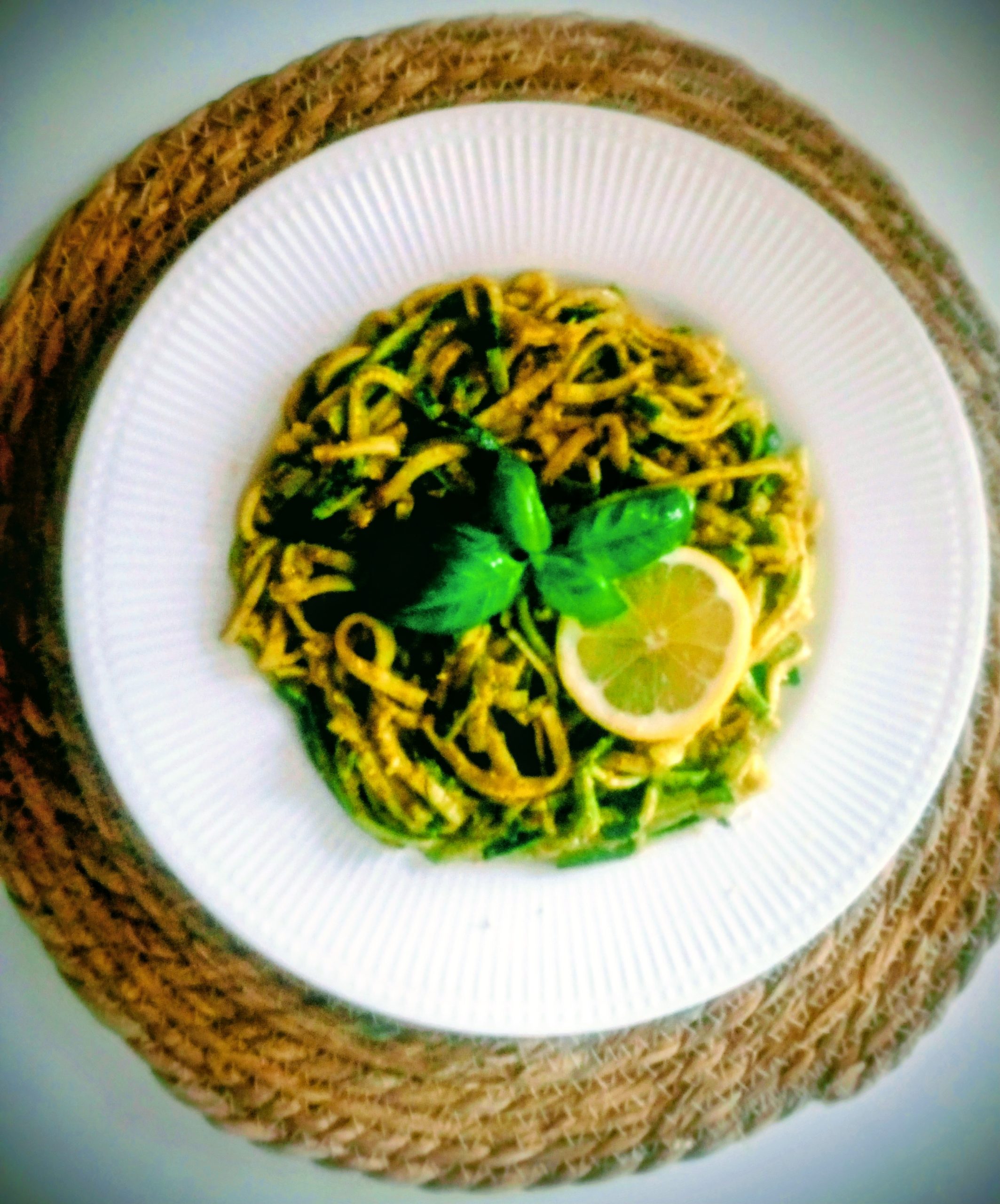 zucchini noodles mit zitronenpesto (2)