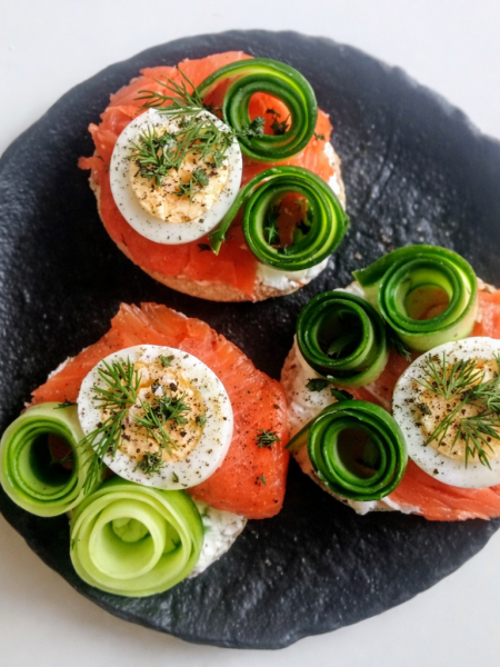 lachsbrötchen mit dill und ei